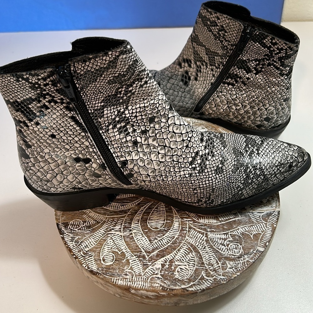 SHAYANNE WHITE LEATHER,   FAUX SNAKESKIN DESIGN, WESTERN COWBOY BOOTIES SIZE 7.5